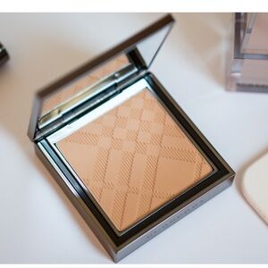 Burberry cashmere compact foundation powder soft/matte #32 Honey.  New in box